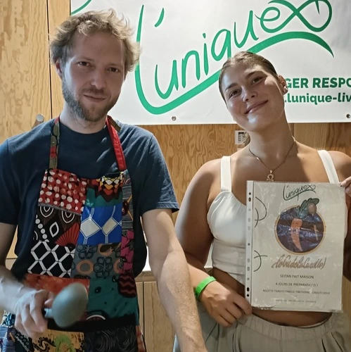 2 collègues servent sur place