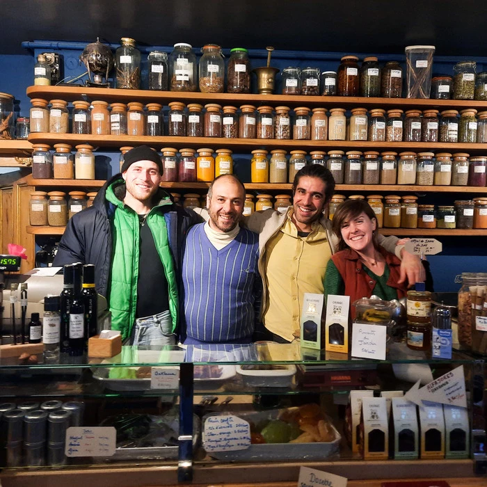 lunique-a-propos-1- L'équipe dans une épicerie