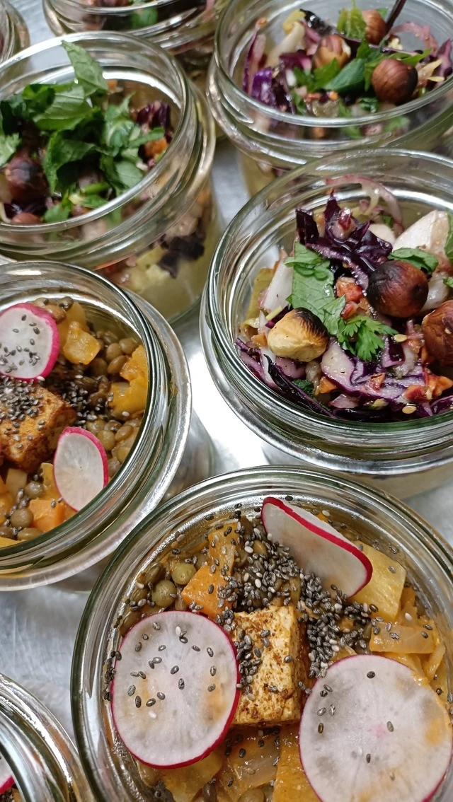 repas en bocal Plusieurs bocaux avec de la nourriture.